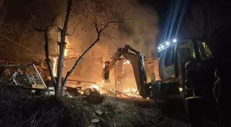 Çorum'da çıkan yangın ev ve depoyu kullanılamaz hale getirdi