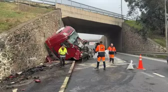 Duvara çarpan TIR'ın şoförü ağır yaralandı
