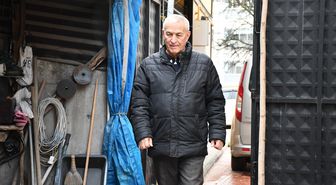Emekliliğin ardından topladığı eski eşyaları evinin bahçesindeki depoda sergiliyor