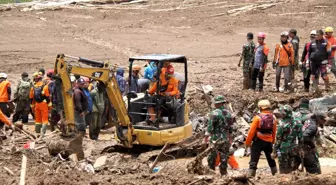 Endonezya'da toprak kaymasında hayatını kaybedenlerin sayısı 25'e yükseldi