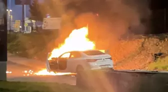 Eyüpsultan'da otomobilde çıkan yangın cep telefonu kamerasıyla görüntülendi