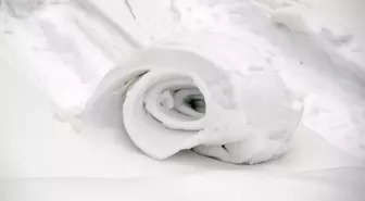 Görüntü Türkiye'den! Doğada ender oluşan kar ruloları oluştu