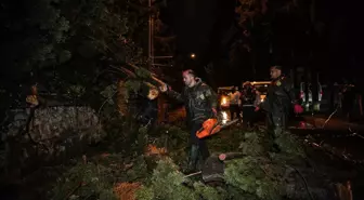 İzmir'de kuvvetli fırtına ve sağanak hayatı olumsuz etkiledi