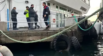 İzmir'de vapur iskelesinin altında mahsur kalan kediyi itfaiye ekipleri kurtardı