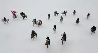 Karlı arazide yem bulamayan yaban hayvanları için atlı seferberlik