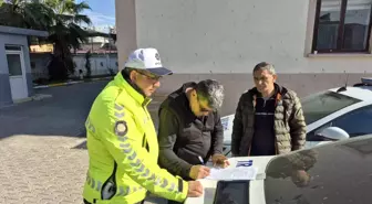 Kaskla servis aracının camını kıran motosikletlinin ehliyetine el konuldu