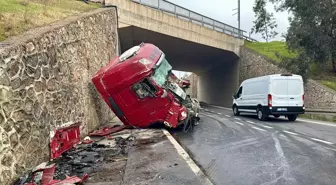 Kocaeli'de istinat duvarına çarpan tırın sürücüsü ağır yaralandı