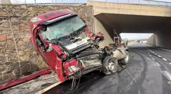 Kocaeli'de istinat duvarına çarpan tırın sürücüsü ağır yaralandı