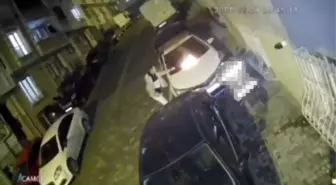 Komşular park yeri nedeniyle tartıştı, arabanın üstüne yanan bez atıldı