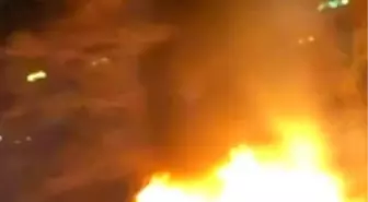 Küçükçekmece'de göl ağzındaki iki kayık alev alev yandı