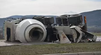 Kütahya'da aynı firmaya ait beton mikserlerinin çarpıştığı kazada 2 kişi yaralandı