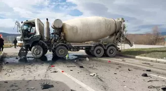Kütahya'da beton mikserleri çarpıştı: 2 yaralı