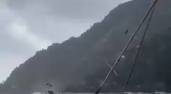 Marmaris'te Fırtına Etkili Oldu: Ağaçlar Devrildi, Yelkenli Tekne Karaya Oturdu