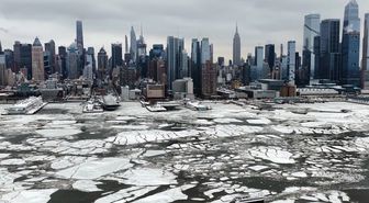 New York'ta dondurucu soğuklar Hudson Nehri'ni kısmen dondurdu