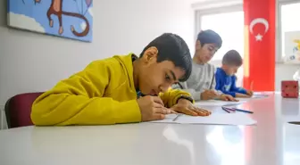 Öğrenciler tatilde gençlik merkezlerindeki faaliyetlerle ekrandan uzaklaşıyor