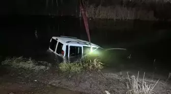 Park halindeki hafif ticari araç, Porsuk Çayı'na düştü