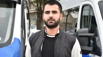 Sakarya'da minibüs şoförünün fenalaşan yolcuyu hastaneye yetiştirmesi kamerada