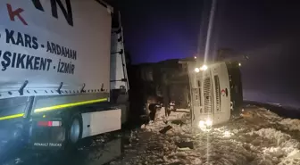 Sivas'ta 4 aracın karıştığı zincirleme trafik kazasında 8 kişi yaralandı