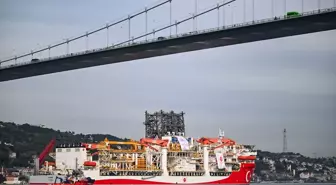 Türkiye'nin enerji filosuna eklenen ultra derin deniz sondaj gemisi 'Yıldırım' İstanbul Boğazı'ndan geçti