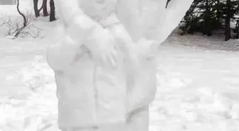 Uludağ'da kardan heykel sanat eserini aratmadı