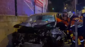 Ümraniye'de hafif ticari araç ile otomobil çarpıştı: 3 yaralı