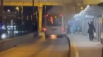 Üsküdar'da metrobüste çıkan yangın kamerada