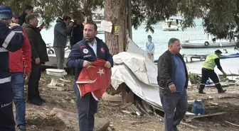Yıkımda teknenin altından Türk bayrağı çıktı, işlem durduruldu
