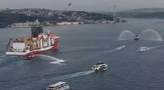 Yıldırım Sondaj Gemisi İstanbul Boğazı'ndan geçiyor
