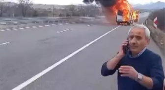 Yolcu taşıyan minibüs, alev topuna döndü