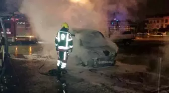 Balıkesir'de park halindeki ticari araç yandı