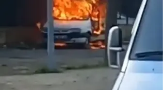 Beylikdüzü'nde park halindeki hafif ticari araç alev alev yandı