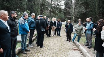 Çanakkale'de duayen gazeteciler mezarları başında anıldı