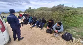 İzmir'de sürüklenen lastik bottaki 33 düzensiz göçmen kurtarıldı