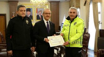 Maçta üşüyen çocuğa çorabını veren polis memuru ödüllendirildi