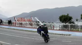 Muğla'da motosikletiyle tek teker üzerinde ilerleyen sürücüye ceza