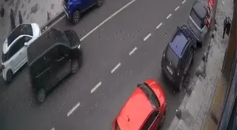 Ön kaldıran motosikletli park halindeki araca çarptı