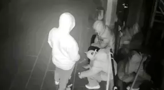 Önce sigara içtiler, sonra sakin sakin dükkanı soydular