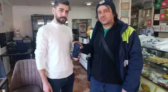 Parkta temizlik yaparken bulduğu 80 bin TL'lik cep telefonunun sahibini, astığı yazı ile buldu