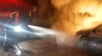 Sarayköy'de park halindeki otomobil alevlere teslim oldu