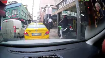 Trafikte kırmızı ışıkta beklememek için kaldırıma çıktı