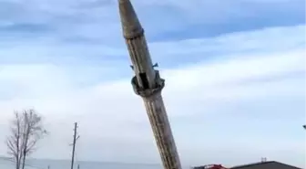 Yenisi yapılınca eski caminin minaresi kontrollü bir şekilde yıkıldı