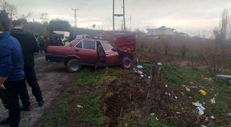 Yoldan çıkan otomobil elektrik direğine çarptı: 2 yaralı