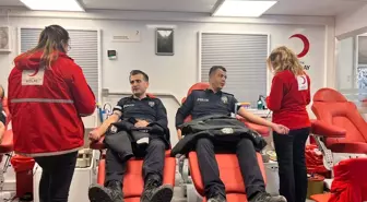 Adana'da polisten Türk Kızılaya kan bağışı desteği