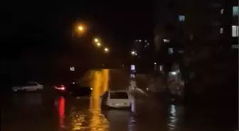 Adana'da Sağanak Yağış: Yollar Sular Altında Kaldı