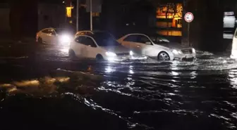 Adana'da sağanak yağış etkili oldu, otomobiller sular altında kaldı