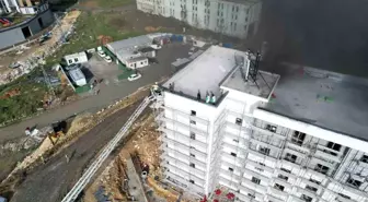 Başakşehir'de şantiyede korkutan yangın: İşçiler çatıya sığındı