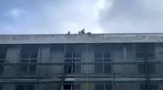 Bolu'da okul inşaatında işçiler parasını alamayınca çatıya çıktı