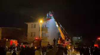 Bursa'da üç katlı binanın çatısı yandı