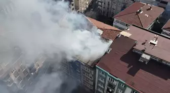 Esenler'de 5 katlı binanın çatı katında çıkan yangın söndürüldü