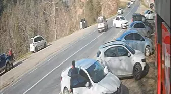 Hafif ticari aracın şarampole devrildiği kaza kamerada